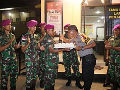 HUT Bhayangkara, Batalyon Marinir Kasih Surprise di Polres Jayapura Kota HUT Bhayangkara, Batalyon Marinir Kasih Surprise di Polres Jayapura Kota