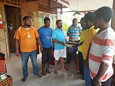 Filep Wamafma Berikan Ben Bepon Bagi Masyarakat Adat Tanah Rubuh Filep Wamafma Berikan Ben Bepon Bagi Masyarakat Adat Tanah Rubuh