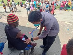 Tim Medis Satgas Binmas Noken Ops Damai Cartenz Lakukan Pengobatan di Intan Jaya