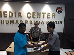 Polda Papua Serahkan Satu Jenazah yang Teridentifikasi kepada Keluarganya Polda Papua Serahkan Satu Jenazah yang Teridentifikasi kepada Keluarganya