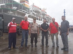 Tolak Penduduk Ilegal ke Papua, Parjal Lakukan Aksi Spontan di Pelabuhan Manokwari Tolak Penduduk Ilegal ke Papua, Parjal Lakukan Aksi Spontan di Pelabuhan Manokwari