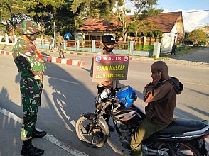  TNI dan Polri Ajak Masyarakat Wamena Selalu Gunakan Masker Saat Beraktivitas