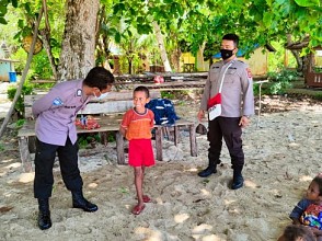  Tim Satgas Binmas Polres Supiori Mengunjungi Anak-Anak Pantai Kampung Wafor