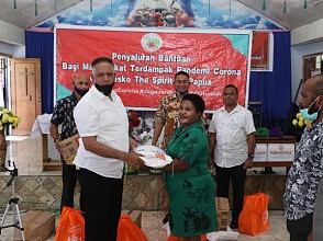  Kapolda Bersama The Spirit Of Papua Salurkan Bantuan kepada Masyarakat Terdampak Covid-19 di Gereja EL-Roi