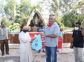 Kapolda Bersama Tim the Spirit of Papua Salurkan Bantuan di Gereja
