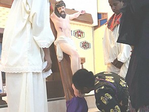 Tangisan Umat Warnai Penciuman Kaki Salib di Gereja Kristus Terang Dunia Waena