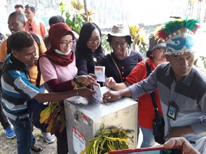Jurnalis Papua Ramai-Ramai Coblos di TPS 005 Abepantai Kota Jayapura