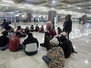 Bandara Ditutup, Ribuan APD Tertahan Hingga Puluhan Mahasiswa Terlantar