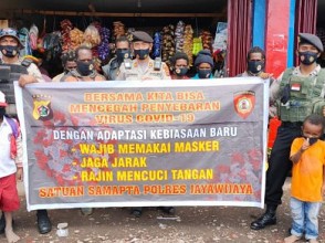 TNI dan Polri Bagikan Masker Gratis kepada Masyarakat di Wamena