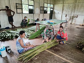 Kapolda Papua Berikan Paket Sembako di Gereja GKI Rafidim Koya Timur