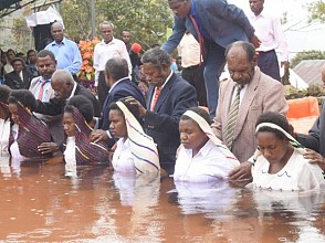 Sebanyak 193 Jemaat Gidi Mulia Ikuti Baptisan Air