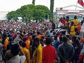 Teriakkan Yel Yel 'Papua Merdeka' Ribuan Massa Demo di kantor Gubernur Papua