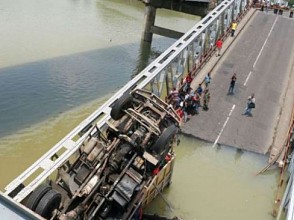 Jembatan Bengawan Solo Ambles, Korban Langsung Dievakuasi