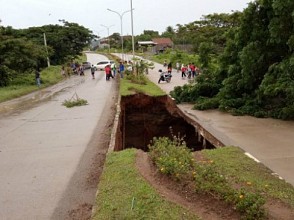 Jalan Selatan Kota Cilegon Ambles Terguyur Hujan