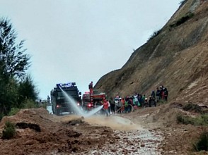 Polri dan TNI Kerja Bhakti Bersihkan Longsor di Jalan Trans Paniai 