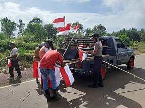 Sinergitas TNI - Polri Bersama Warga Lakukan Pemasangan Ratusan Bendera di Perbatasan Sota Ri-PNG