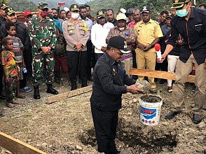 Bupati Puncak Jaya Letakkan Batu Pertama Pembangunan Aula Gidi di Tingginambut 