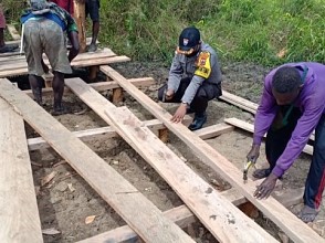 Bhabinkamtibmas Bersama Warga Membangun Dermaga di Kampung Rawa Biru Merauke