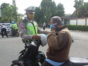  Polsek Nabire Kota Bagikan Masker Kepada Masyarakat di Kabupaten Nabire