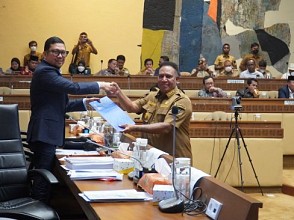Gubernur Waterpauw Serahkan Naskah Akademik Pemekaran PBD Ke Komisi II DPR RI
