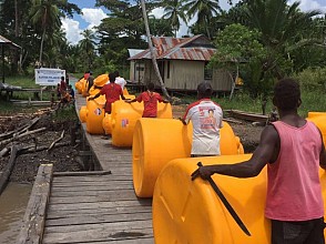 7 Kampung di 4 Distrik Kabupaten Asmat Dapat Bantuan Tandon Air dari IJTI Papua