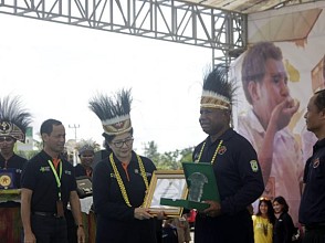 Gubernur Papua Barat Terima Penghargaan Menkes