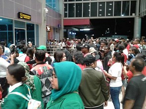 Warga Padati Kedatangan Jokowi di Bandara Deo Sorong