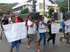 Massa Bawa Peti Mati Demo Tuntut Kursi Legislatif OAP