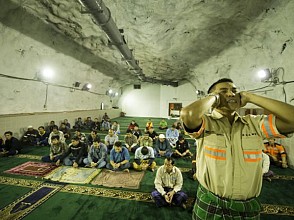 Mengintip Khusyuknya Salat Tarawih di Masjid Terdalam di Bumi