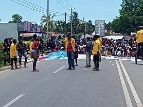 Polisi Barikade Massa yang Turun Aksi di Amban, Teriakan Papua Merdeka Terdengar