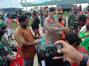 Kapolda dan Pangdam Mewakili Grup Spirit of Papua Serahkan Sembako untuk Warga 