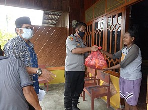Kapolsek Nimbokrang Kawal Langsung Penyaluran Sembako untuk Warga 