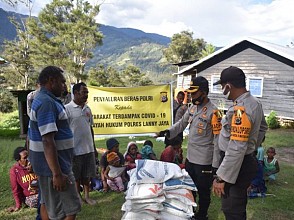 Polres Lanny Jaya Salurkan Bantuan Beras Mabes Polri di 5 Distrik 