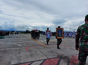 Jenazah Letjen TNI Herman Asaribab Tiba di Jayapura Disambut Upacara Kemiliteran
