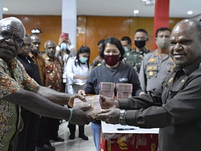 Gelontorkan Rp4,2 Miliar, Pejabat Puncak Jaya Ditugaskan Natalan di Kampung Bersama Masyarakat 