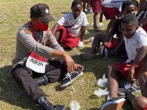 Melalui Binmas Noken Polri, Donatur Asal Babel Sumbangkan Sepatu Sekolah untuk Siswa di Papua