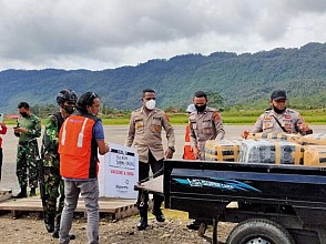 TNI Polri Kawal Kedatangan Vaksin Covid-19 di Kabupaten Pegunungan Bintang
