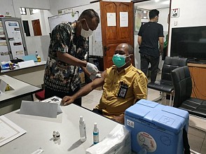 Giliran Komnas HAM Papua di Vaksinasi