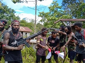 Pasukan TPNPB-OPM Bakar Bendera Merah Putih Pasukan TPNPB-OPM Bakar Bendera Merah Putih