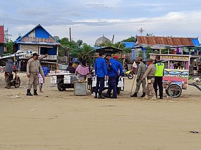 Langgar Prokes, Petugas Bubarkan Kerumunan Warga di Objek Wisata Imbuti Beach Merauke