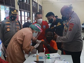 Kapolda Papua Tinjau Vaksinasi Merdeka di SMK Negeri 3 Kota Jayapura