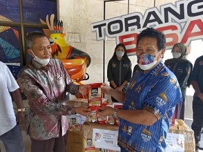 Dukung PON, Sekda Puncak Jaya Serahkan 1500 Paket Kopi Mulia dan Buah Merah