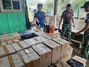 Seludupkan Ribuan Botol Miras legal, Dua Oknum Polisi Tertangkap Saat TNI Gelar Sweeping