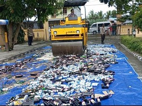 Polres Jayapura Musnahkan 2.029 Botol Miras dan 3,5 Kilogram Ganja
