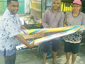 IKMAL HOW Kembali Terima Bantuan Dua Unit Payung Tenda dari Pemprov Papua