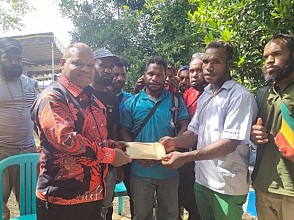 Kunjungi Mahasiswa Puncak Jaya di Nabire, Bupati Yuni Beri Bantuan Dana Perkuliahan