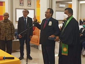 Izak Morin Dilantik Sebagai Rektor Universitas International Papua