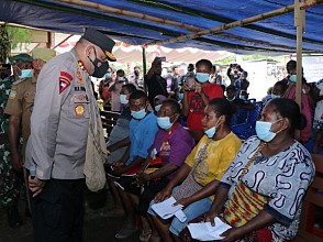 Kapolda Papua Harapkan Kesadaran Masyarakat Pesisir untuk Divaksin
