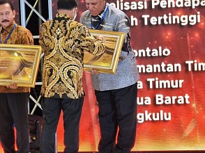 Gubernur Waterpauw Terima Penghargaan Untuk Provinsi Papua Barat