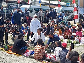 Presiden Jokowi Sambangi Pedagang Mama Papua di Pasar Tradisional Doyo Baru